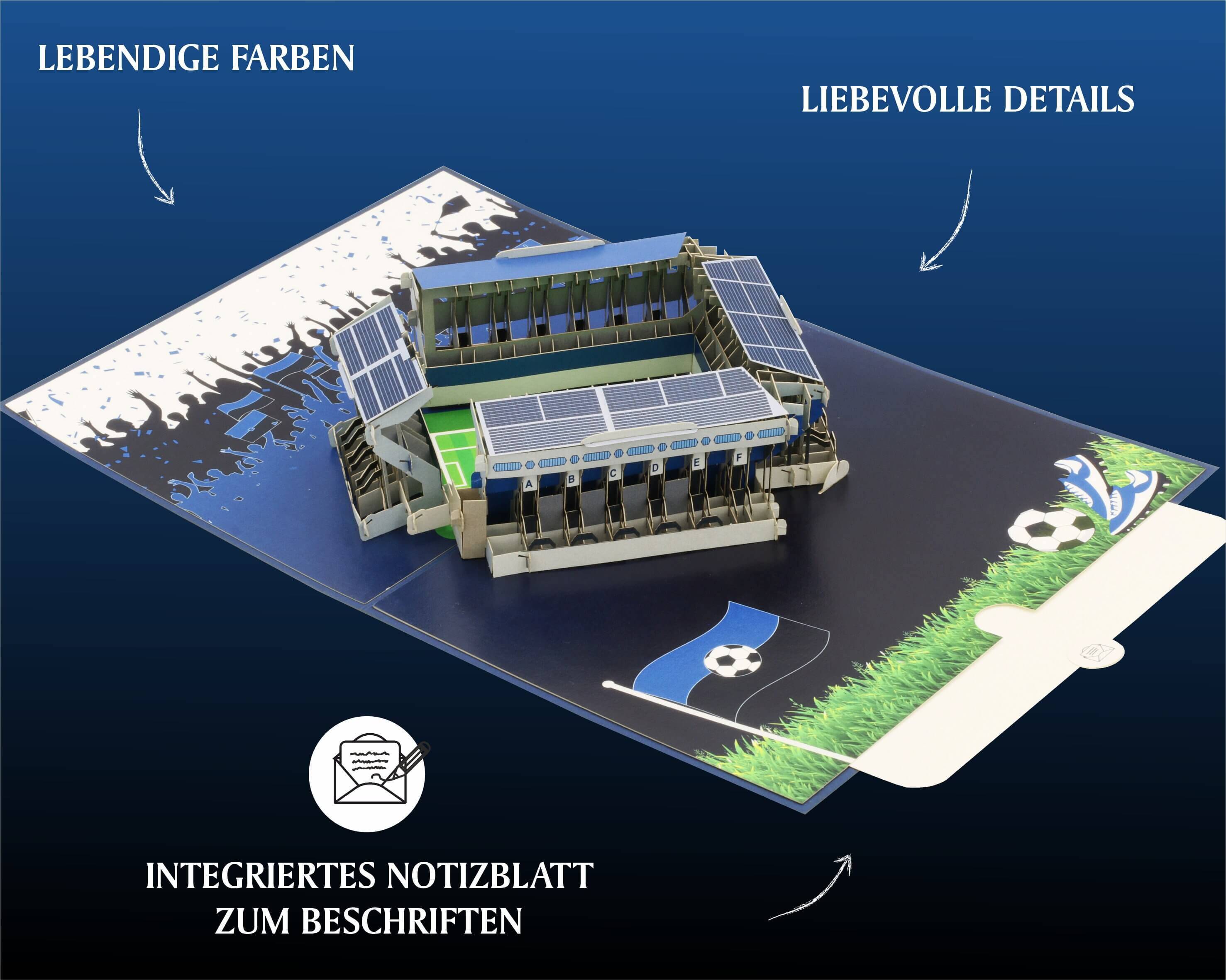 Aufgeklappte Pop-up-Karte mit detailgetreuem Miniaturstadion Mannheim und eingelegter Flagge, daneben Einleger zum Beschriften.