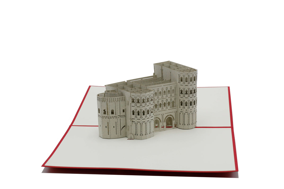 Nahaufnahme der aufgeklappten Pop-up-Karte mit dem detailreichen Modell der Porta Nigra.