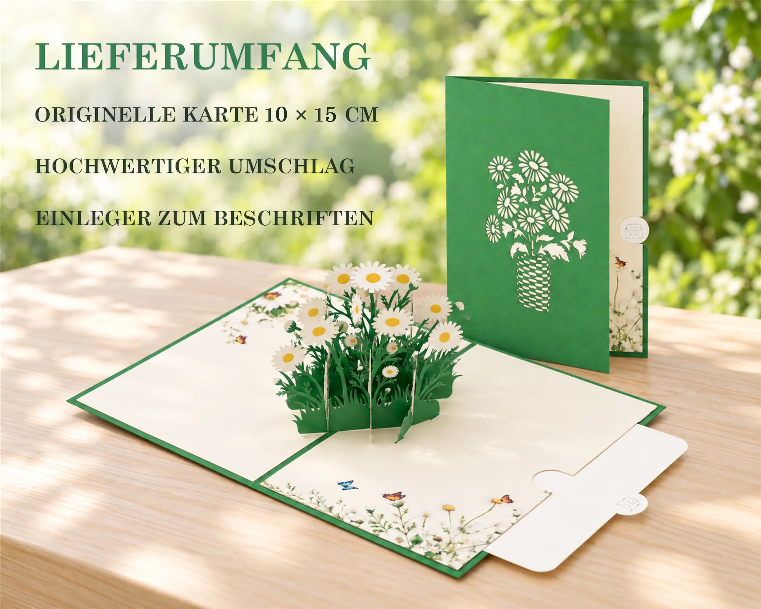 Aufgeklappte Gänseblümchen Karte und grüne Vorderseite auf Holztisch im Garten – Lieferumfang: Karte 10 x 15 cm, Umschlag, Einleger zum Beschriften