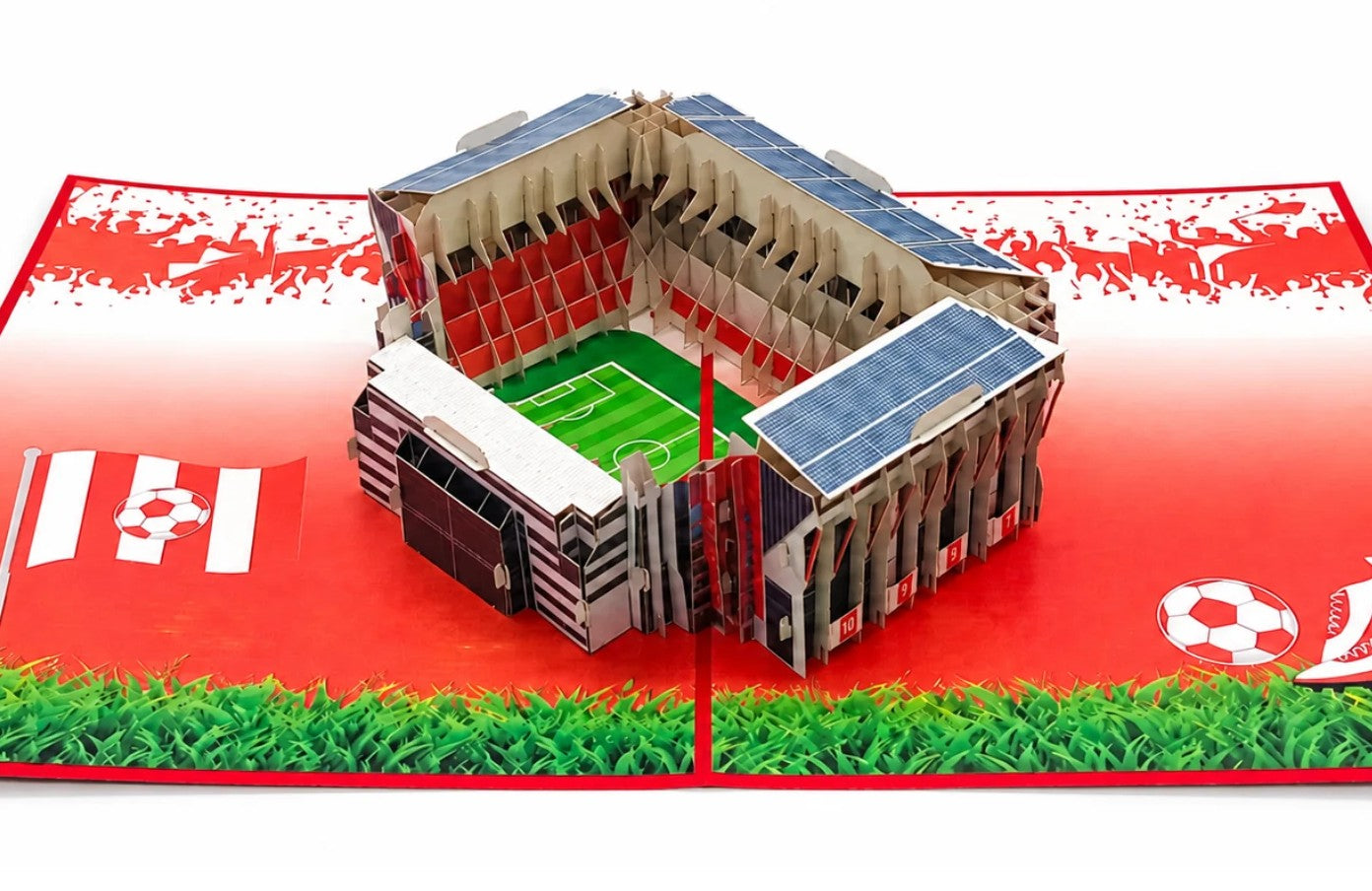 Aufgeklappte 3D-Karte Kaiserslautern: Papierstadion mit grünem Spielfeld, roter Fankulisse, Fahne und Fußballschuh