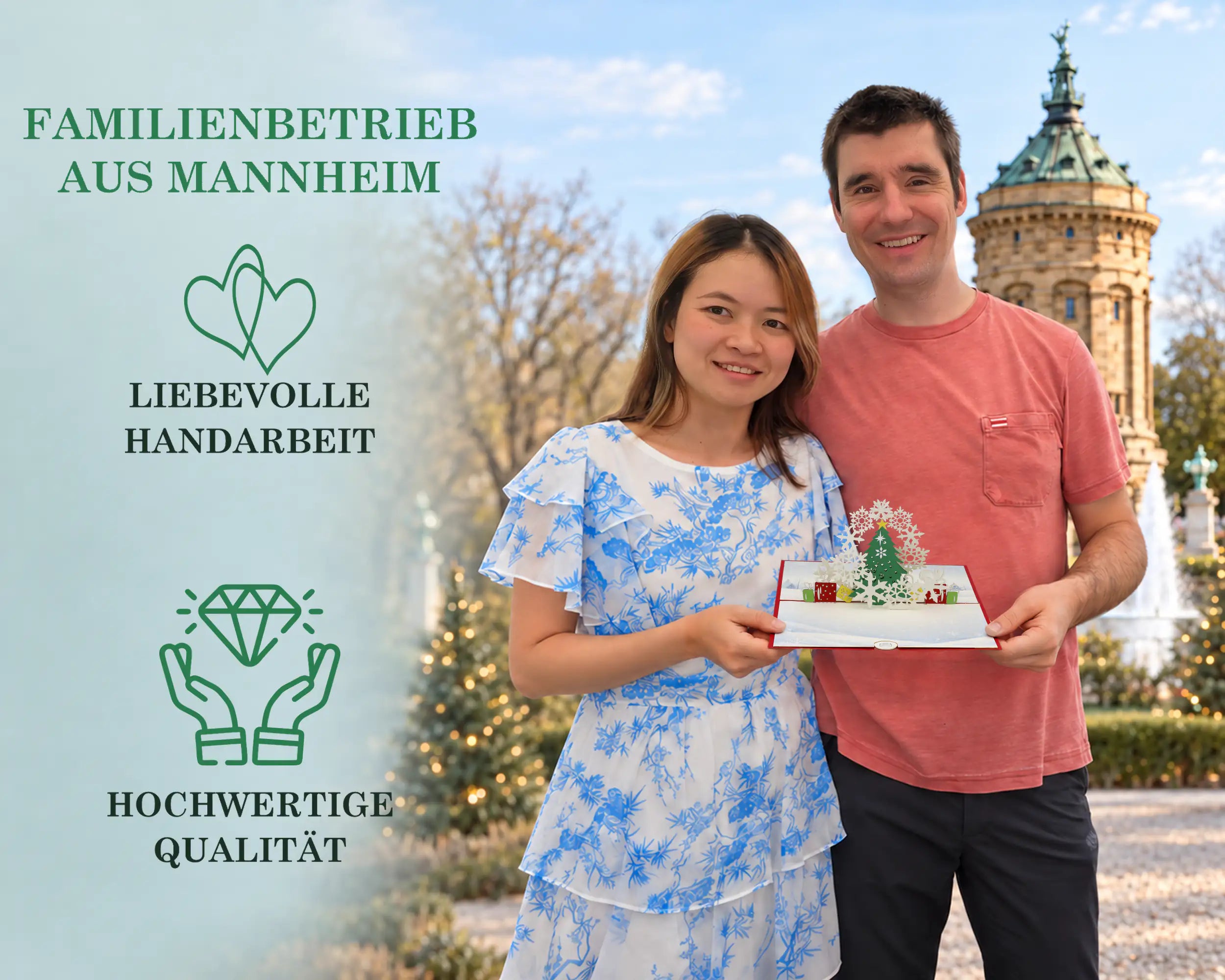 Die Gründer Tram und Christian halten die aufgeklappte Weihnachtsbaum Pop-up Karte vor dem Mannheimer Wasserturm – Familienbetrieb aus Mannheim, liebevolle Handarbeit und hochwertige Qualität