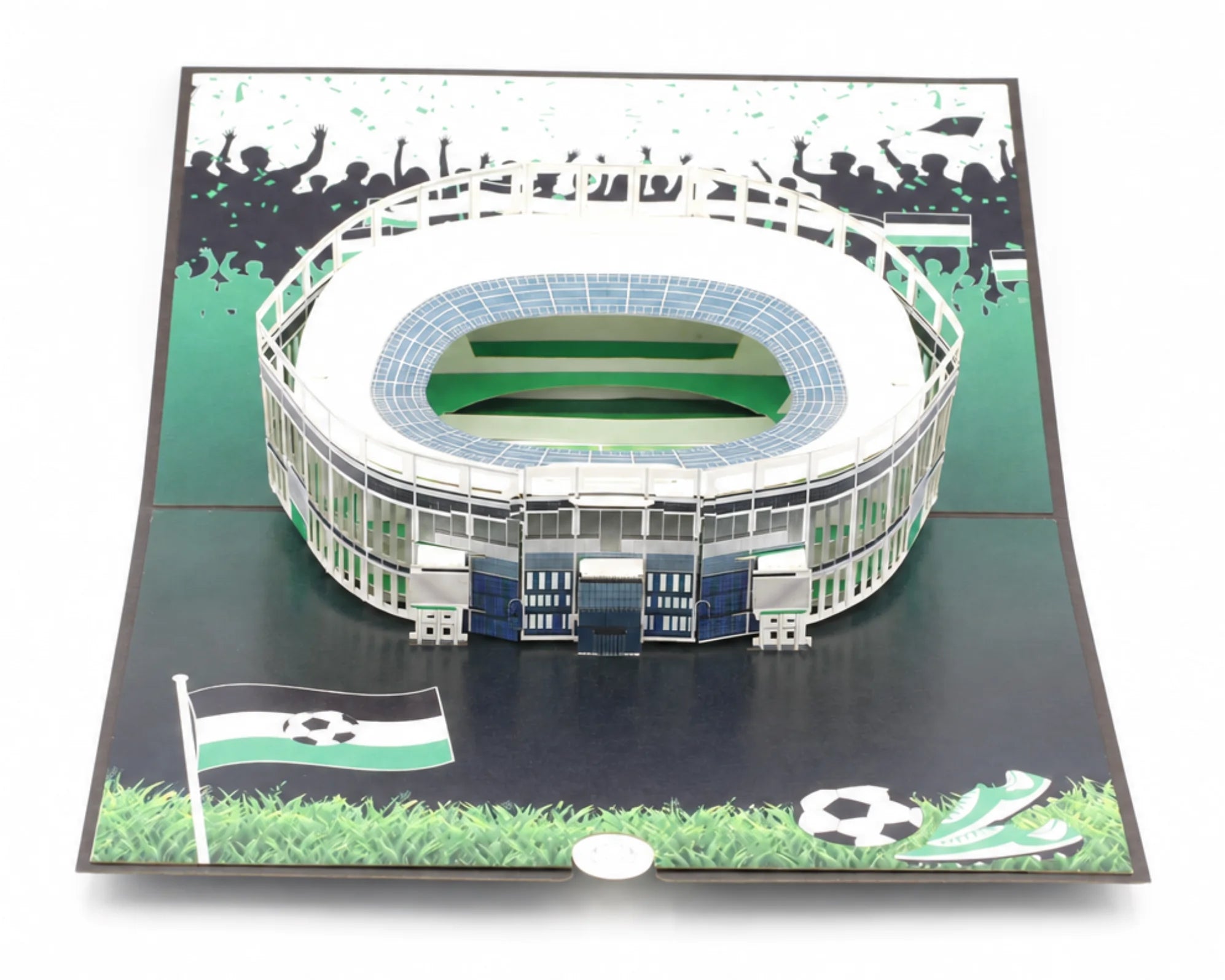 Aufgeklappte 3D-Karte Hannover: Papierstadion mit grünem Spielfeld, jubelnden Fans, Fahne, Fußball und Fußballschuh