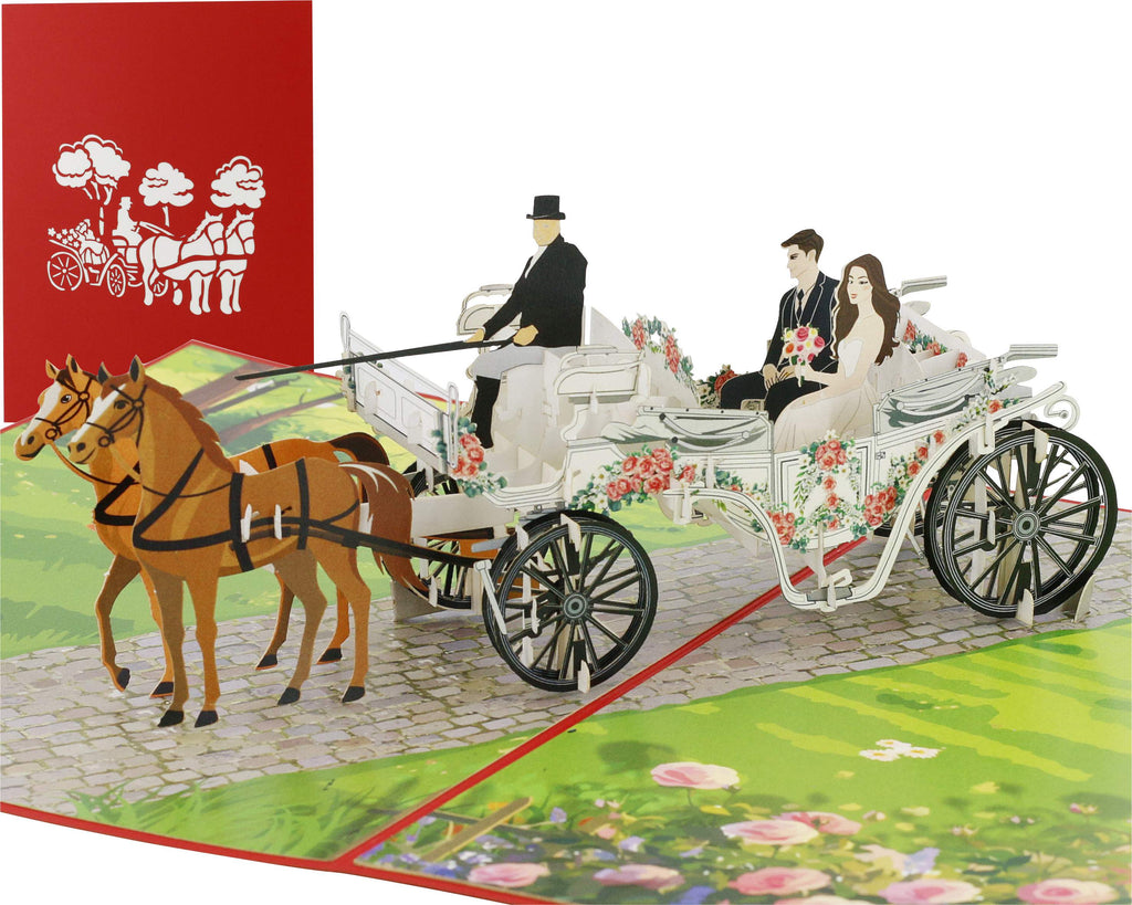 pop up karte mit brautpaar in der hochzeitskutsche. vorne mit einem kutscher und zwei pferden. Die Kutsche fährt aber einen alten Kopfsteinpflasterweg, umsäumt von einer Wiese mit Blumen.