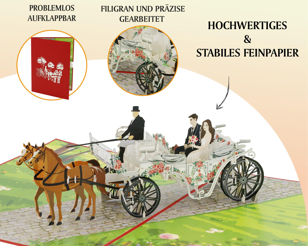 pop up karte mit brautpaar in der hochzeitskutsche. vorne mit einem kutscher und zwei pferden. Die Kutsche fährt aber einen alten Kopfsteinpflasterweg, umsäumt von einer Wiese mit Blumen.