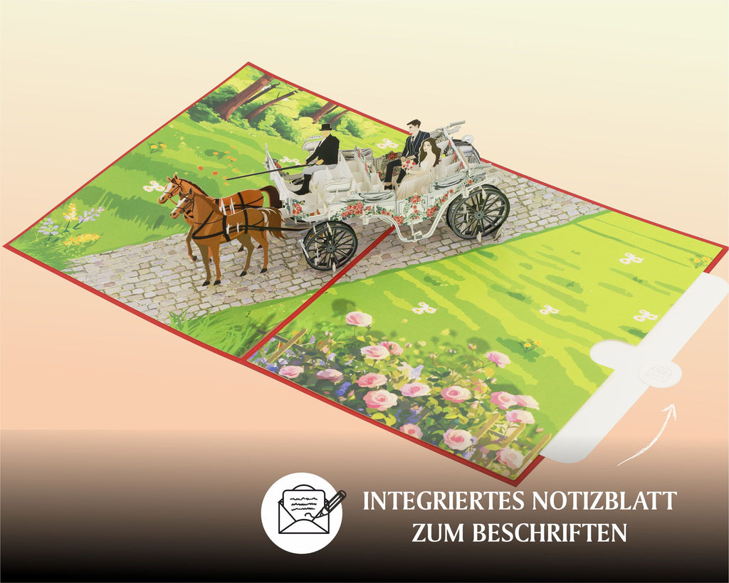 pop up karte mit brautpaar in der hochzeitskutsche. vorne mit einem kutscher und zwei pferden. Die Kutsche fährt aber einen alten Kopfsteinpflasterweg, umsäumt von einer Wiese mit Blumen.