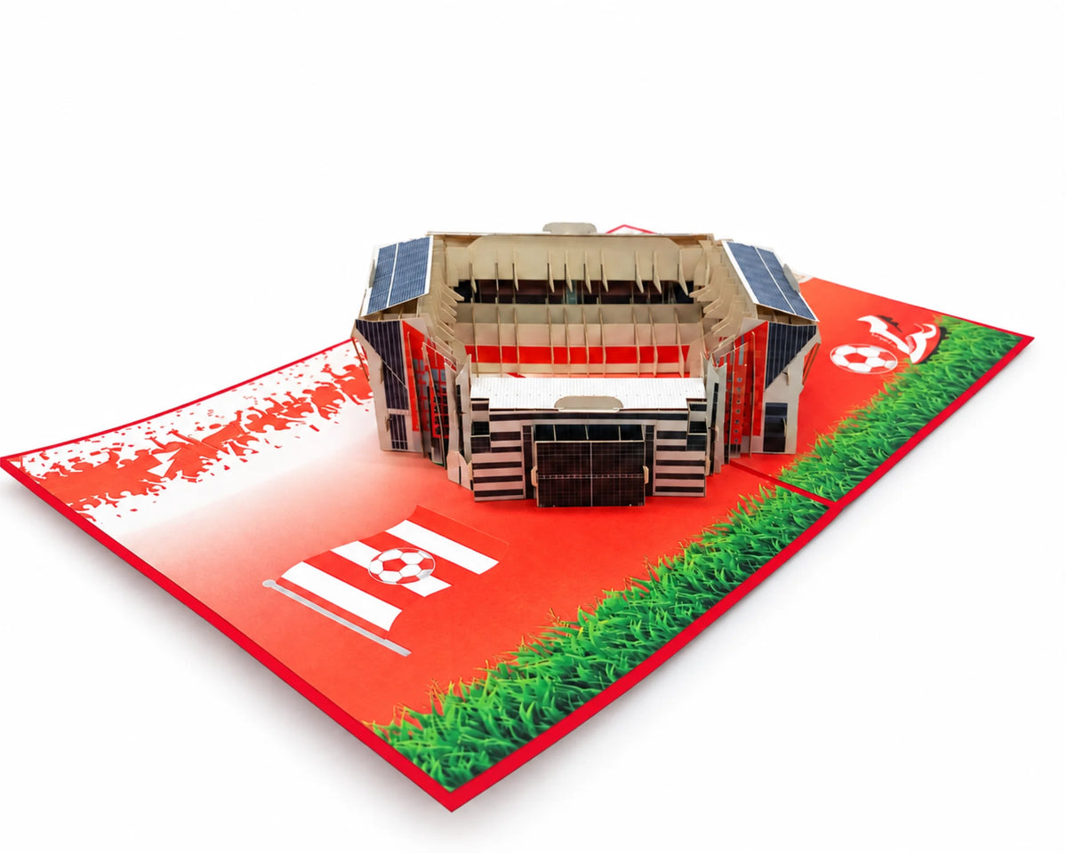 3D-Stadionkarte Kaiserslautern von vorn: Haupttribüne aus Papier, rot-weiße Fahne, Fußball und Fußballschuh im Gras