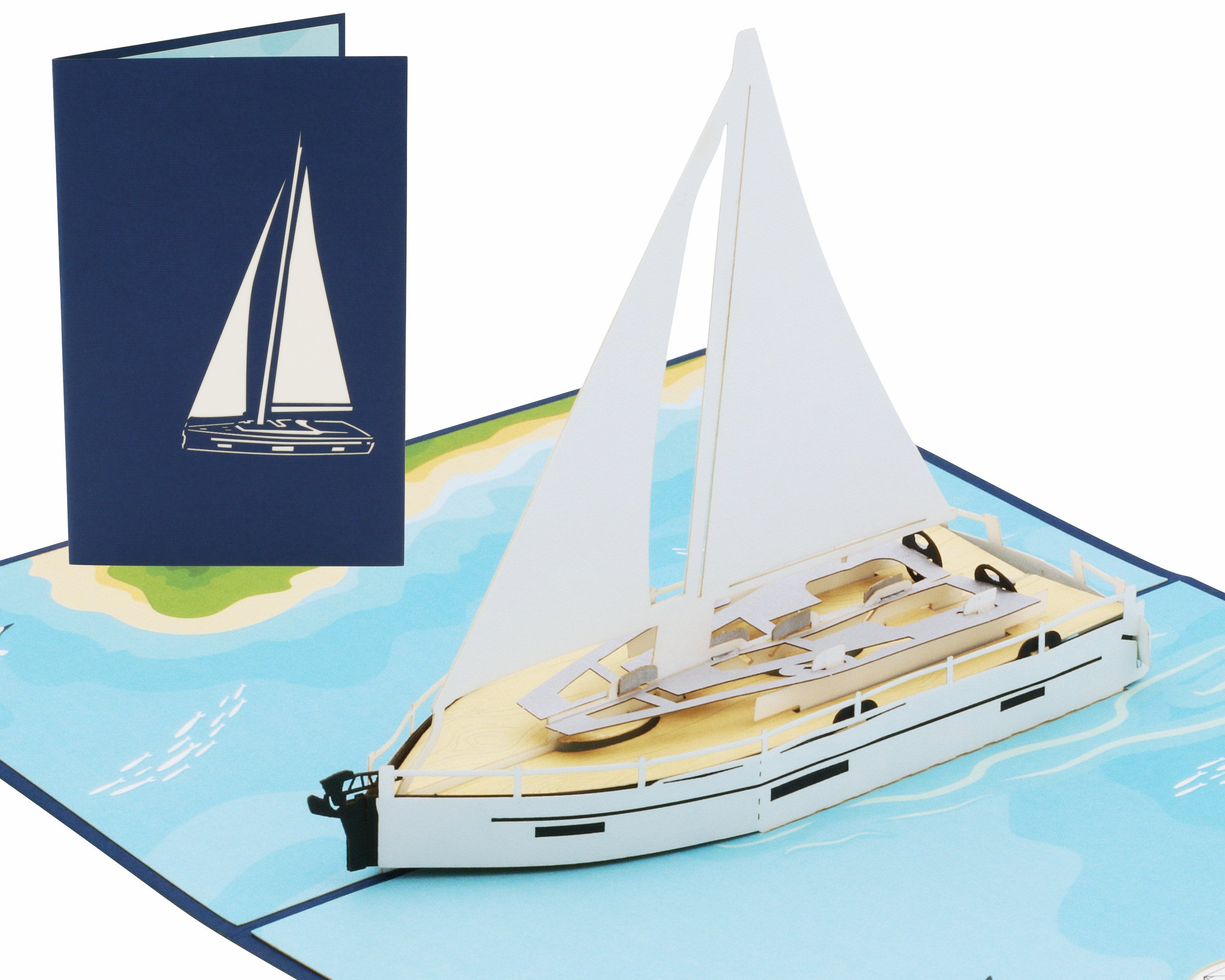 Aufgeklappte Pop-up-Karte mit einer weißen Segelyacht auf blauem Meer, dahinter die blaue Kartenvorderseite mit Segelboot-Scherenschnitt.