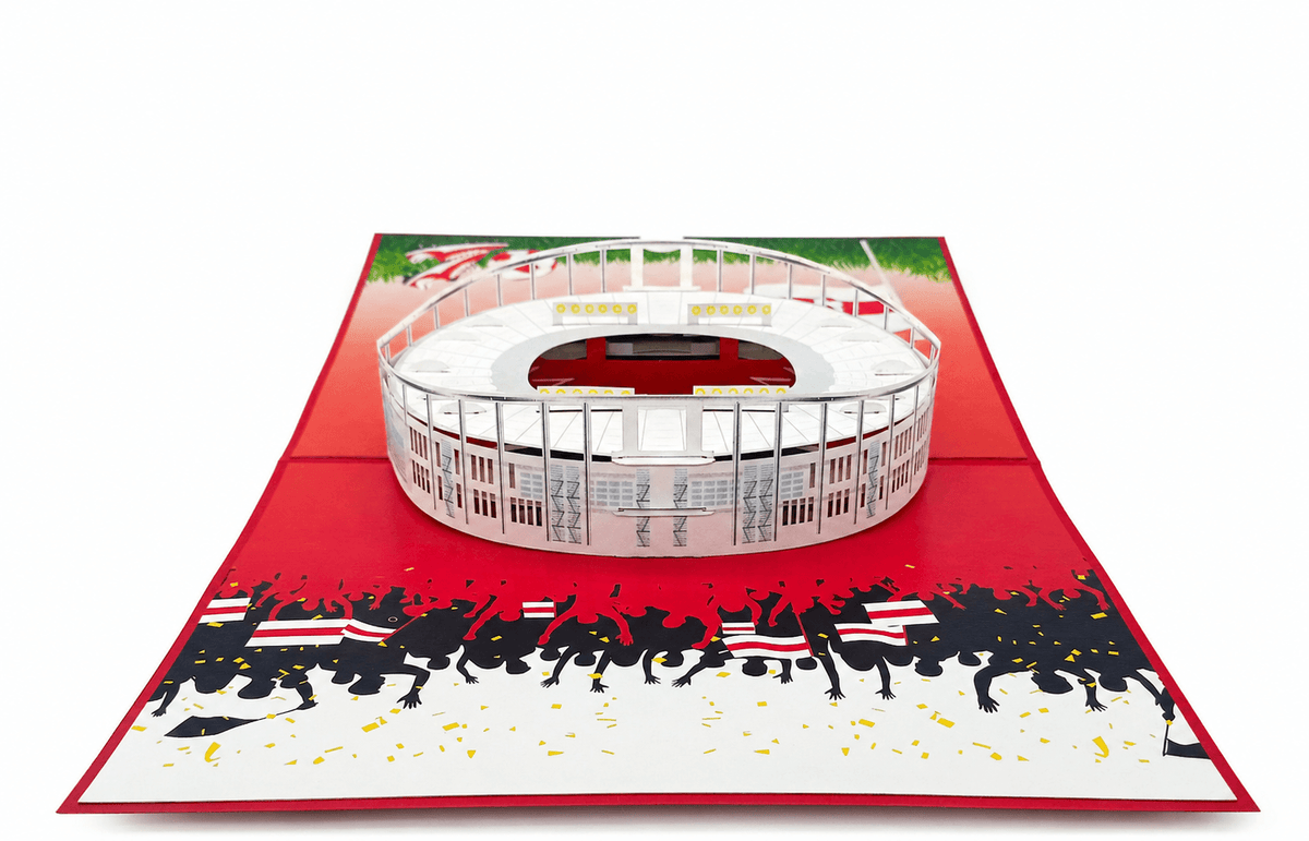 Nahaufnahme der aufgeklappten Pop-up-Karte mit dem Stuttgarter Stadionmodell und Fankulisse in Rot und Weiß.
