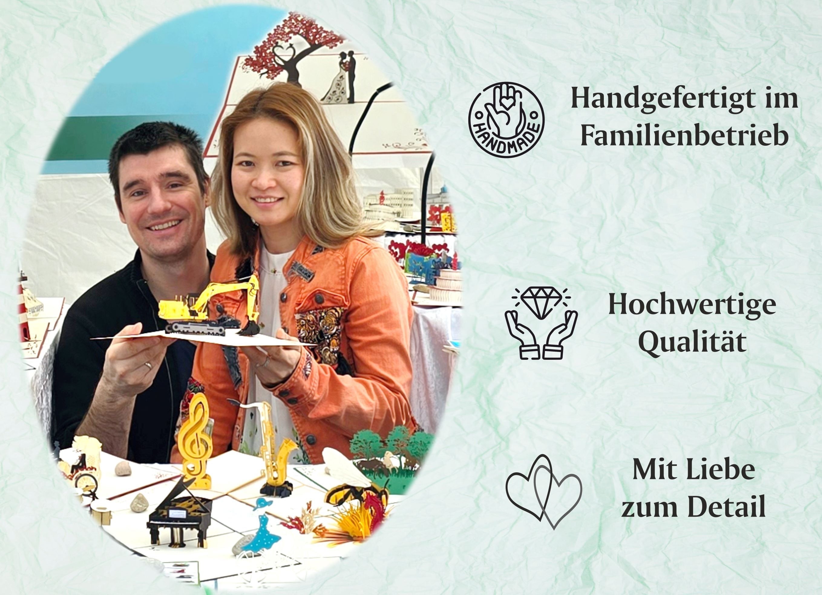 Tram und Christian, die Gründer von design3dkarten, halten eine Pop-up-Karte mit gelbem Bagger, daneben die Hinweise Handgefertigt im Familienbetrieb, Hochwertige Qualität und Mit Liebe zum Detail.
