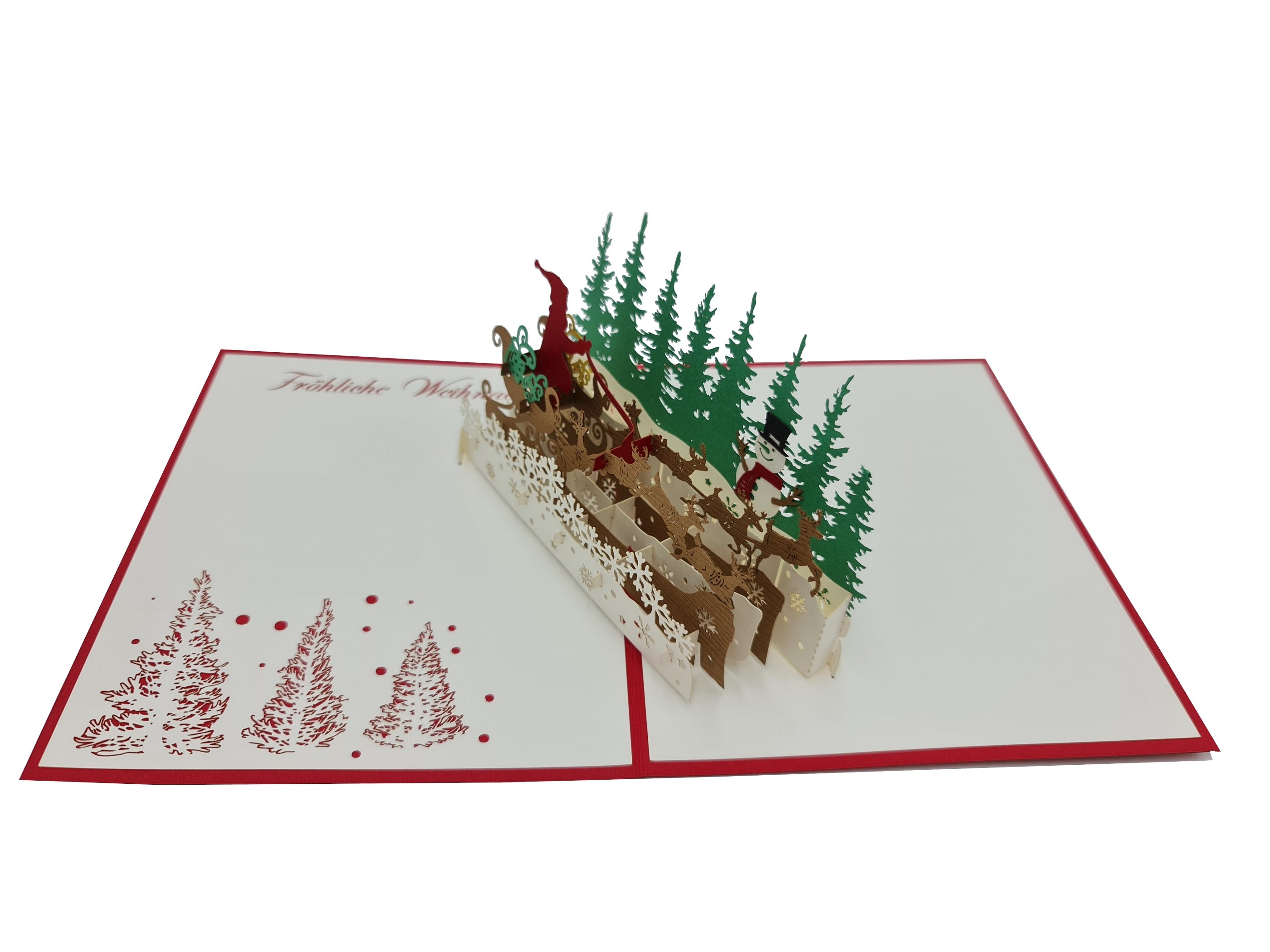 Aufgeklappte Pop-up-Karte mit filigranem Rentierschlitten und grünem Tannenwald, auf der weißen Kartenfläche der Schriftzug Fröhliche Weihnachten und rote Tannenbäume.