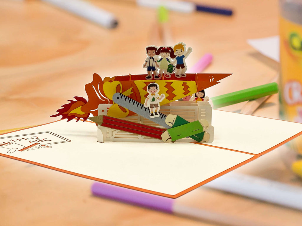 pop up karte mit schulkindern auf einer schultuete auf einem schreibtisch