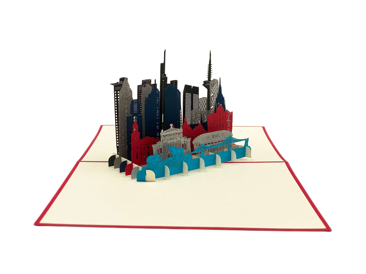 Aufgeklappte Pop-up-Karte mit Frankfurter Skyline, von schräg oben fotografiert.