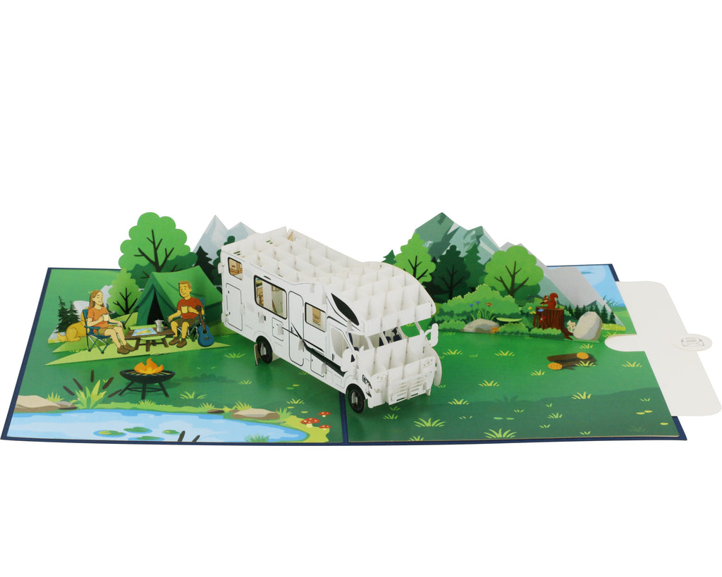 pop up karte mit einem weißen wohnmobil in der landschaft und bergen. Mann, Frau und Hund vor dem Zelt beim campen