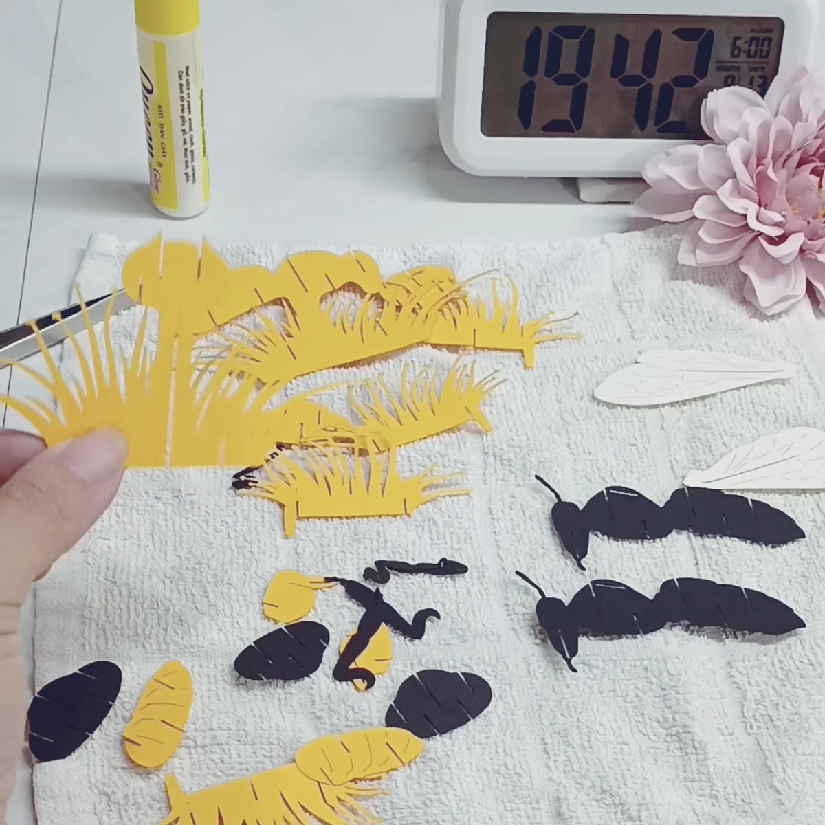 Video: Herstellung der Bienen Pop-up-Karte – gelbe und schwarze Papierteile der Biene werden von Hand zusammengesetzt.