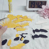 Video: Herstellung der Bienen Pop-up-Karte – gelbe und schwarze Papierteile der Biene werden von Hand zusammengesetzt.