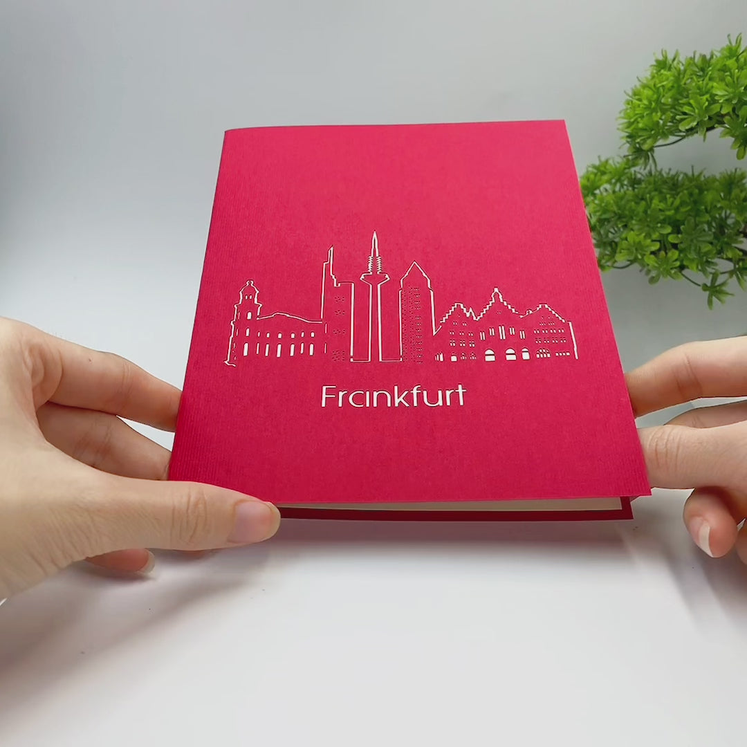 Video: Die rote Kartenvorderseite mit der Frankfurter Skyline und dem Schriftzug Frankfurt wird in den Händen gezeigt.