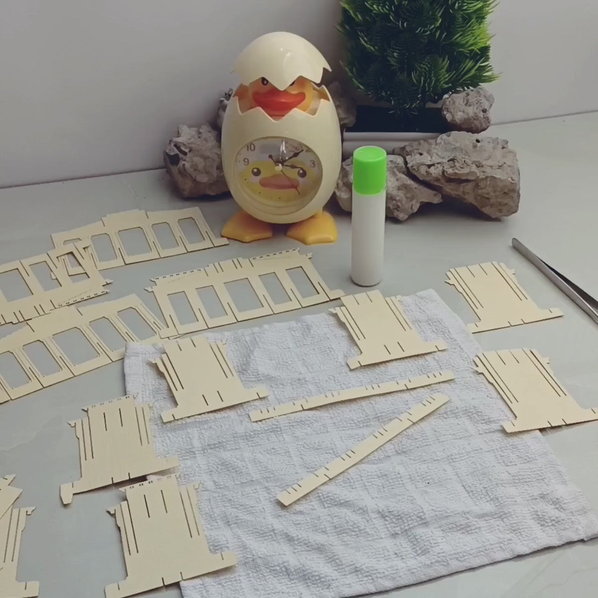 Video: Herstellung der Pop-up-Karte Brandenburger Tor – die ausgeschnittenen Säulen und Papierteile liegen zum Zusammenbau bereit.