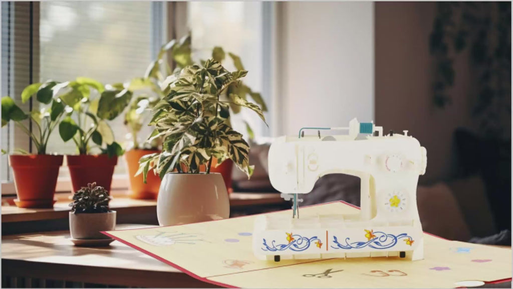 Video von einer Pop Up Karte mit einer weißen Nähmaschine beim Auf- und zuklappen