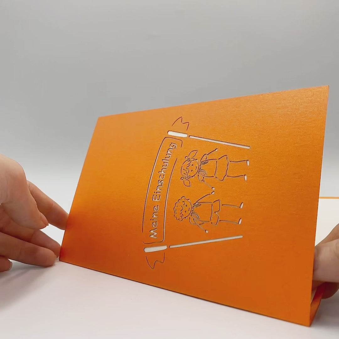 orange pop up karte mit schulkindern auf einer schultuete