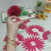Video: Herstellung der Chrysanthemen Pop-up-Karte – pinke Blütenteile aus Papier werden von Hand zusammengesetzt.