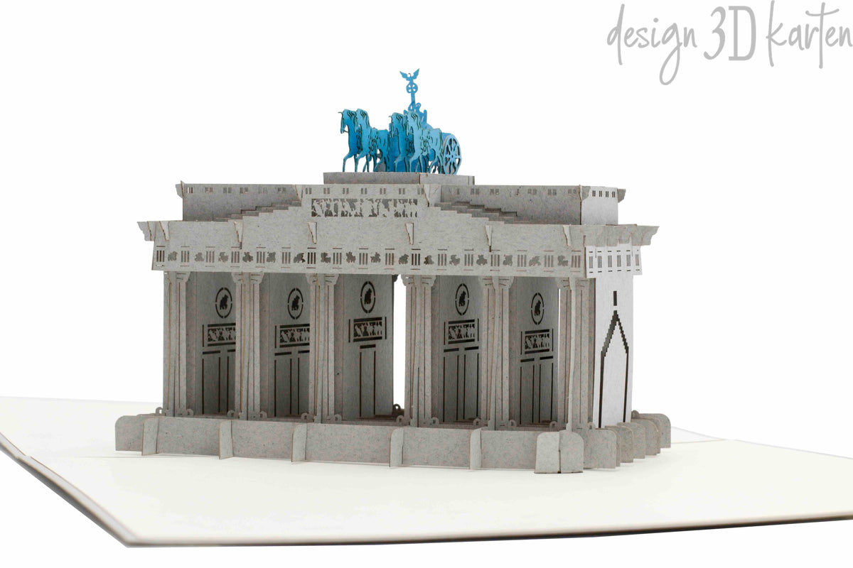 Nahaufnahme der aufgeklappten Pop-up-Karte mit dem Brandenburger Tor und der blauen Quadriga.