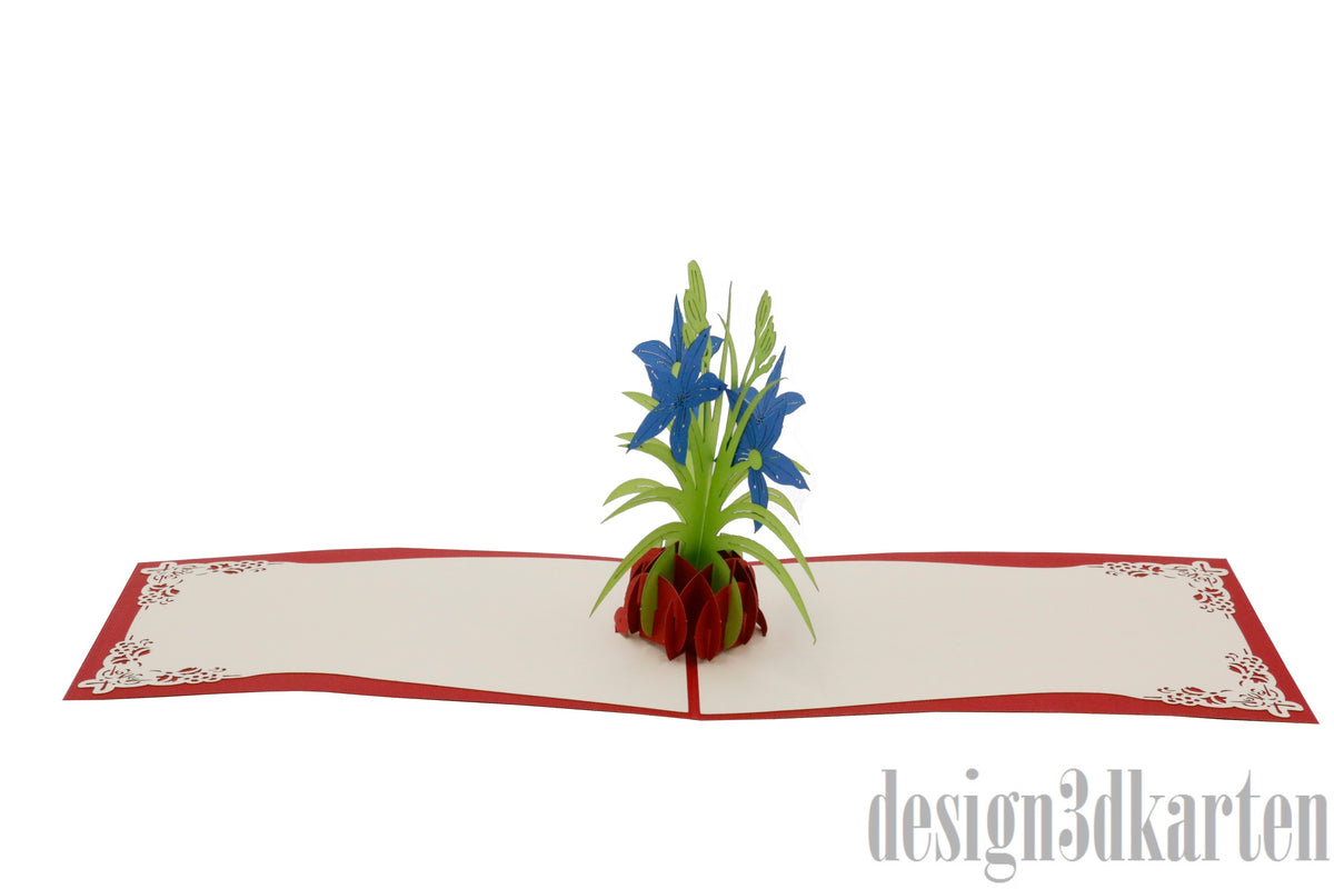 Aufgeklappte Pop-up-Karte mit blauen Lilien in einer Vase, flach von vorne fotografiert.