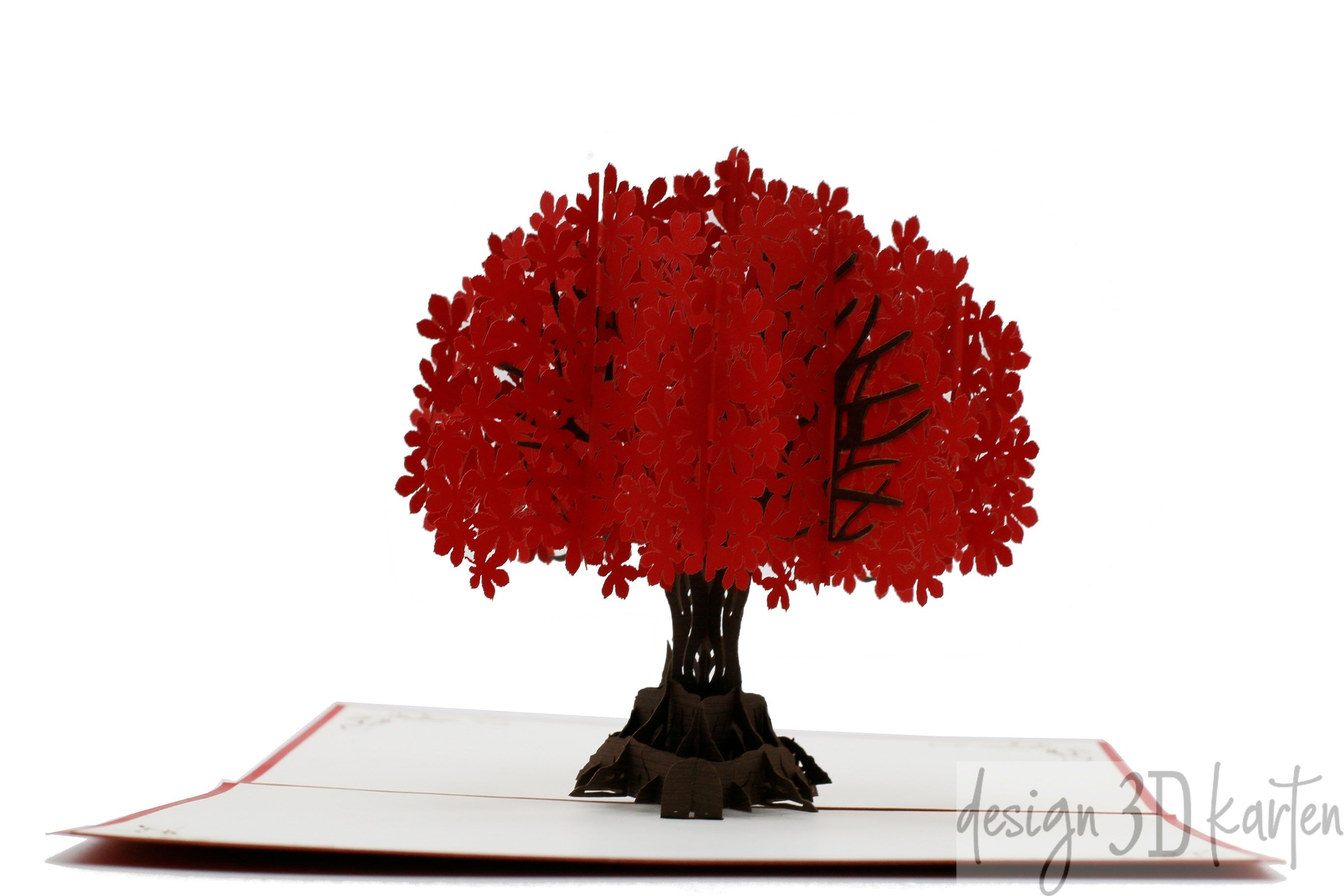 Nahaufnahme der aufgeklappten Pop-up-Karte mit einem detailreichen Baum mit roten Blättern.