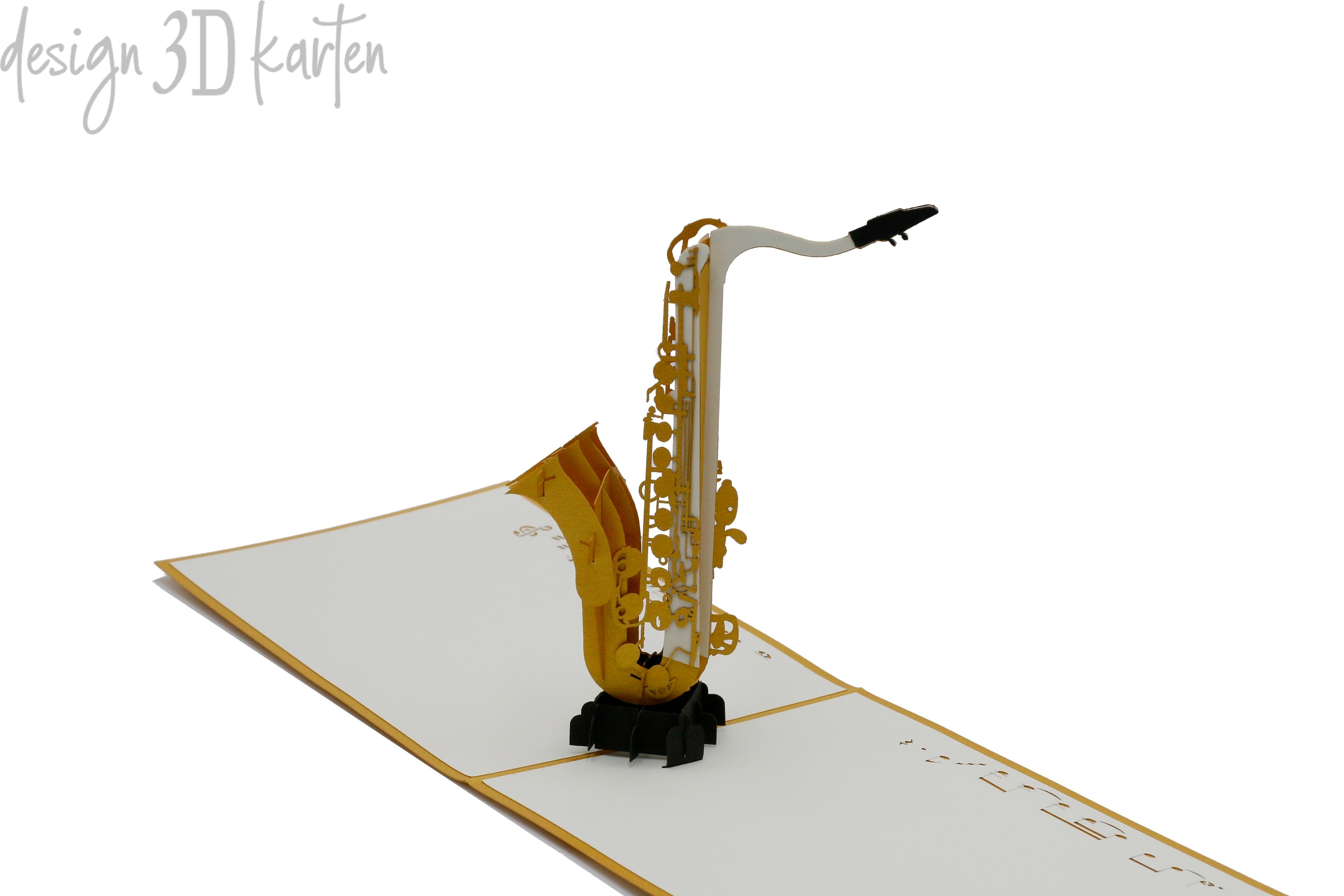 Nahaufnahme der aufgeklappten Pop-up-Karte mit einem goldenen Saxofon aus Papier.