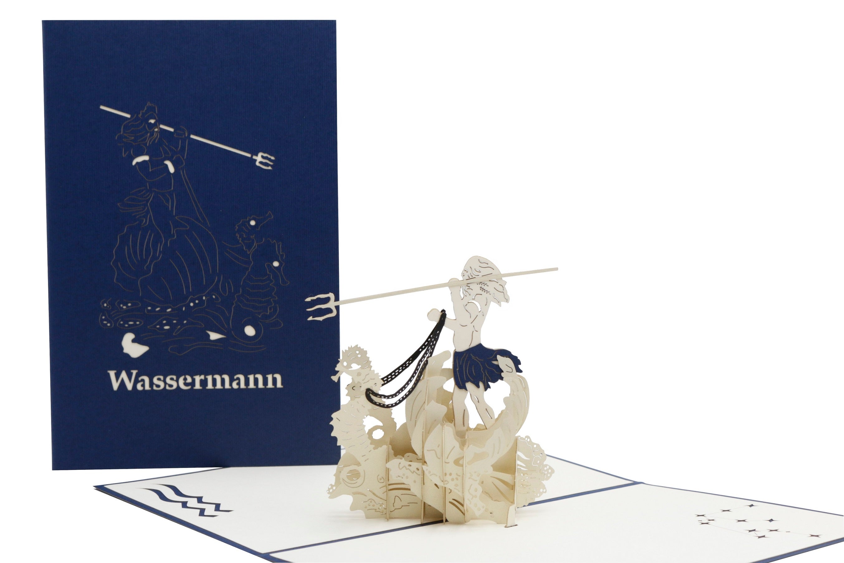 Aufgeklappte Pop-up-Karte mit Wassermann-Figur, daneben die dunkelblaue Kartenvorderseite mit dem Schriftzug Wassermann.